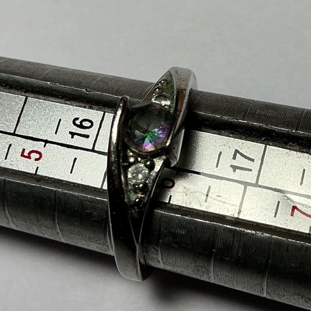 Elegant Silver Ring with Iridescent Stone